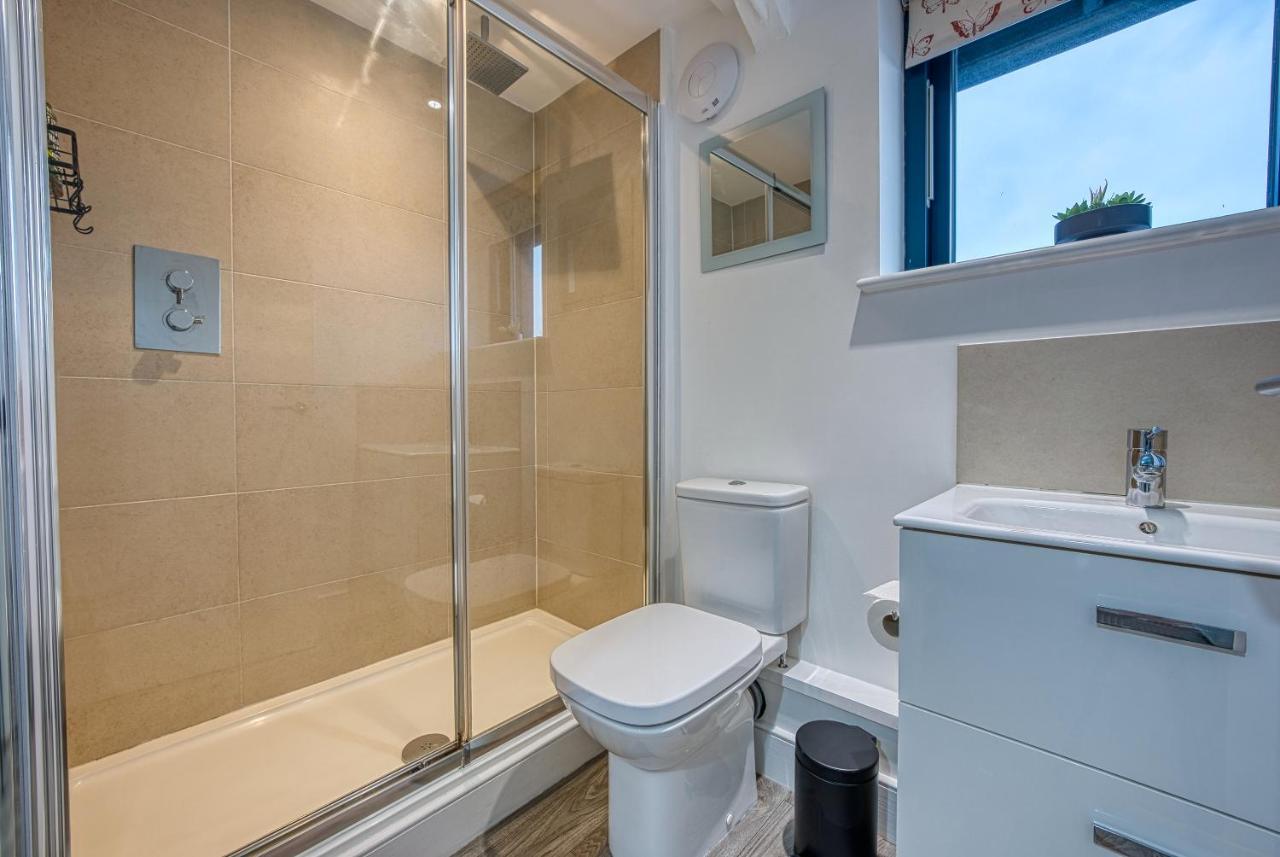 Ashcroft Loft By Timeless Stays - Stunning 3 Bedroom, 2 Bathrooms, Charming Central Apartment Featuring A Balcony Cirencester Eksteriør billede